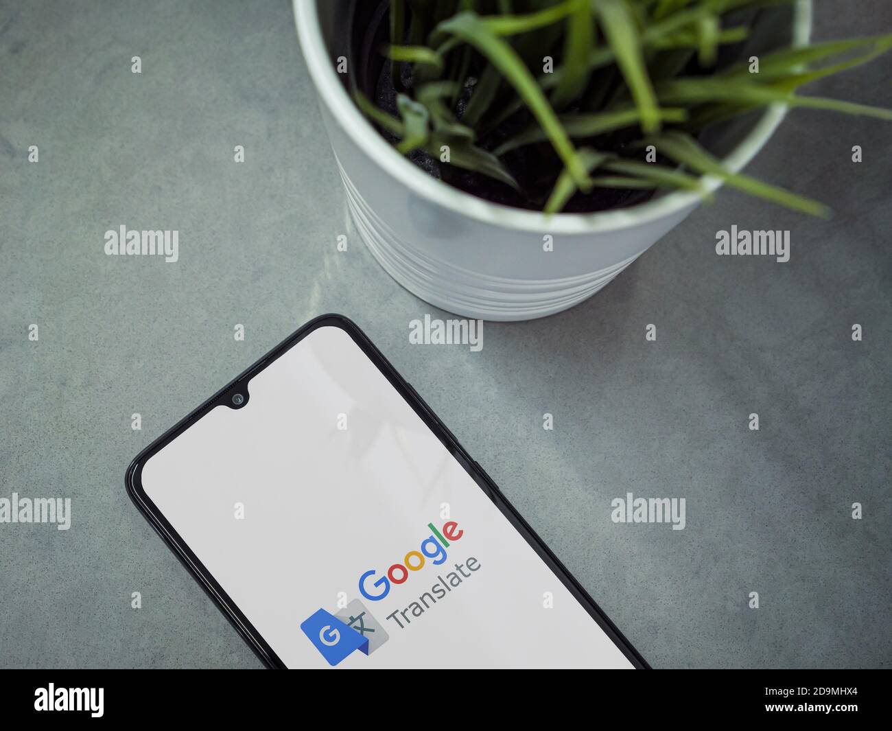 LOD, Israel - 8. Juli 2020: Moderner minimalistischer Büroarbeitsplatz mit schwarzem Smartphone mit Google Translate App Launch Screen mit Logo auf Marmor Stockfoto