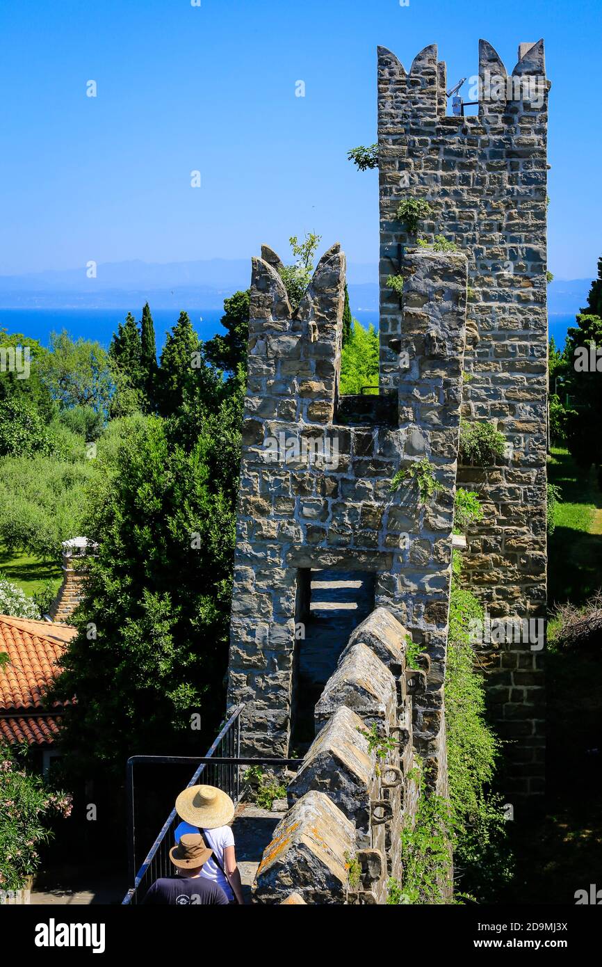 Piran, Istrien, Slowenien - Touristen besuchen die historischen Stadtmauern der mediterranen Hafenstadt. Stockfoto