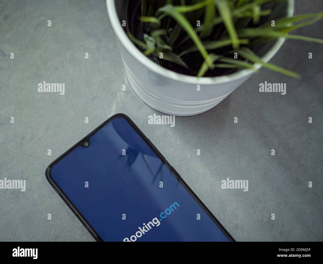 LOD, Israel - 8. Juli 2020: Moderner minimalistischer Büroarbeitsplatz mit schwarzem Smartphone mit Booking.com App Launch Screen mit Logo auf Marmor-Bac Stockfoto