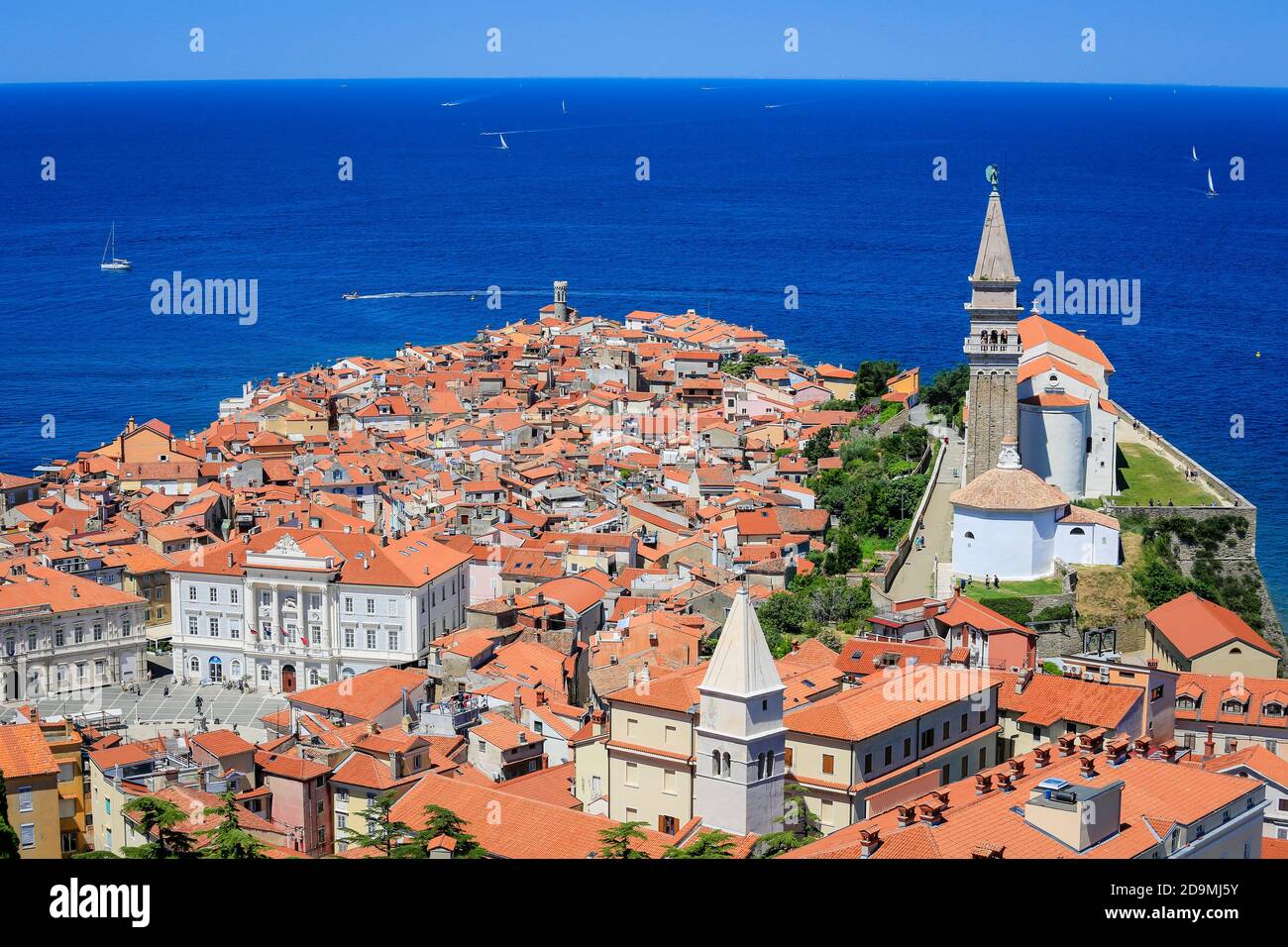 Piran, Istrien, Slowenien - Stadtübersicht, Blick über die Dächer der Hafenstadt am Mittelmeer mit dem Tartini-Platz und der St.-Georgs-Kathedrale. Stockfoto