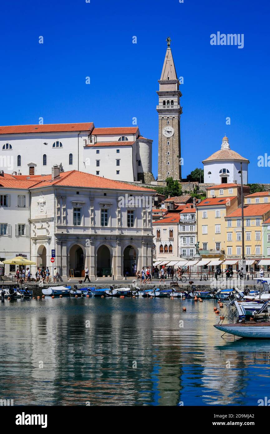 Piran, Istrien, Slowenien - Hafen am Tartini-Platz, hinter der Georgskathedrale, Piran, Istrien, Slowenien. Stockfoto