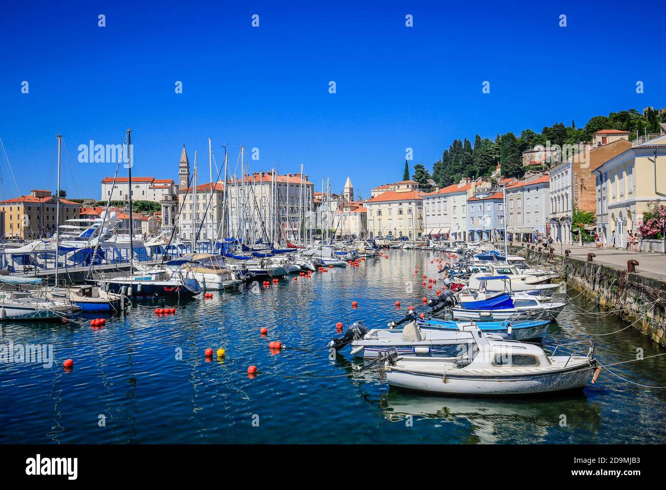 Piran, Istrien, Slowenien - Hafen, hinter der St. Georgs Kathedrale, Piran, Istrien, Slowenien. Stockfoto