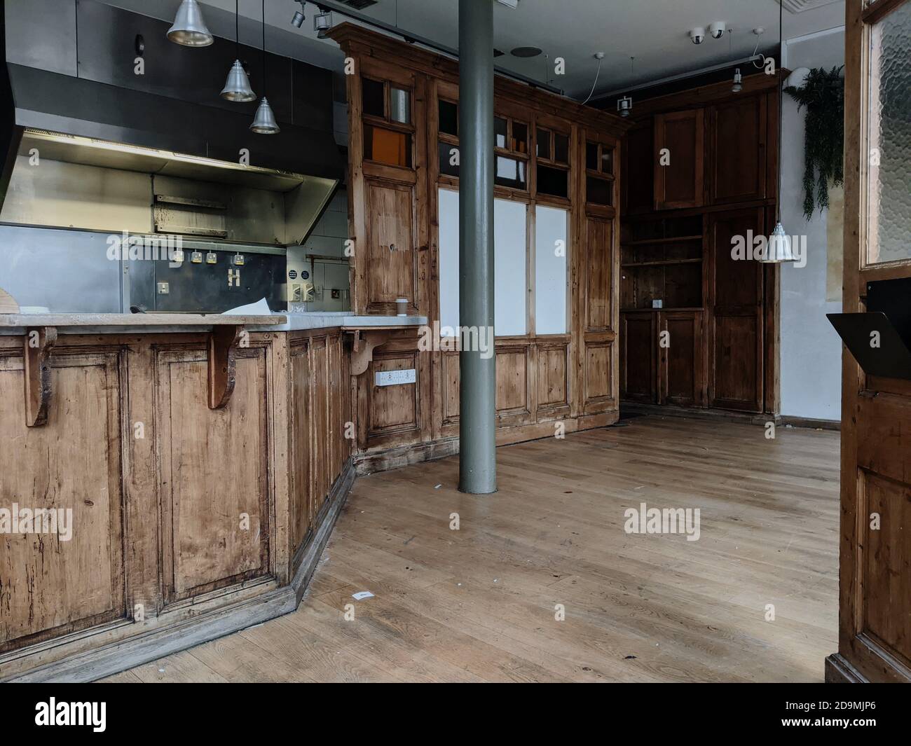 Restaurant / Cafe (Le Pain Quotidien) nach Schließung aufgrund finanzieller Schwierigkeiten des Covid19 in Hampstead, London. Stockfoto