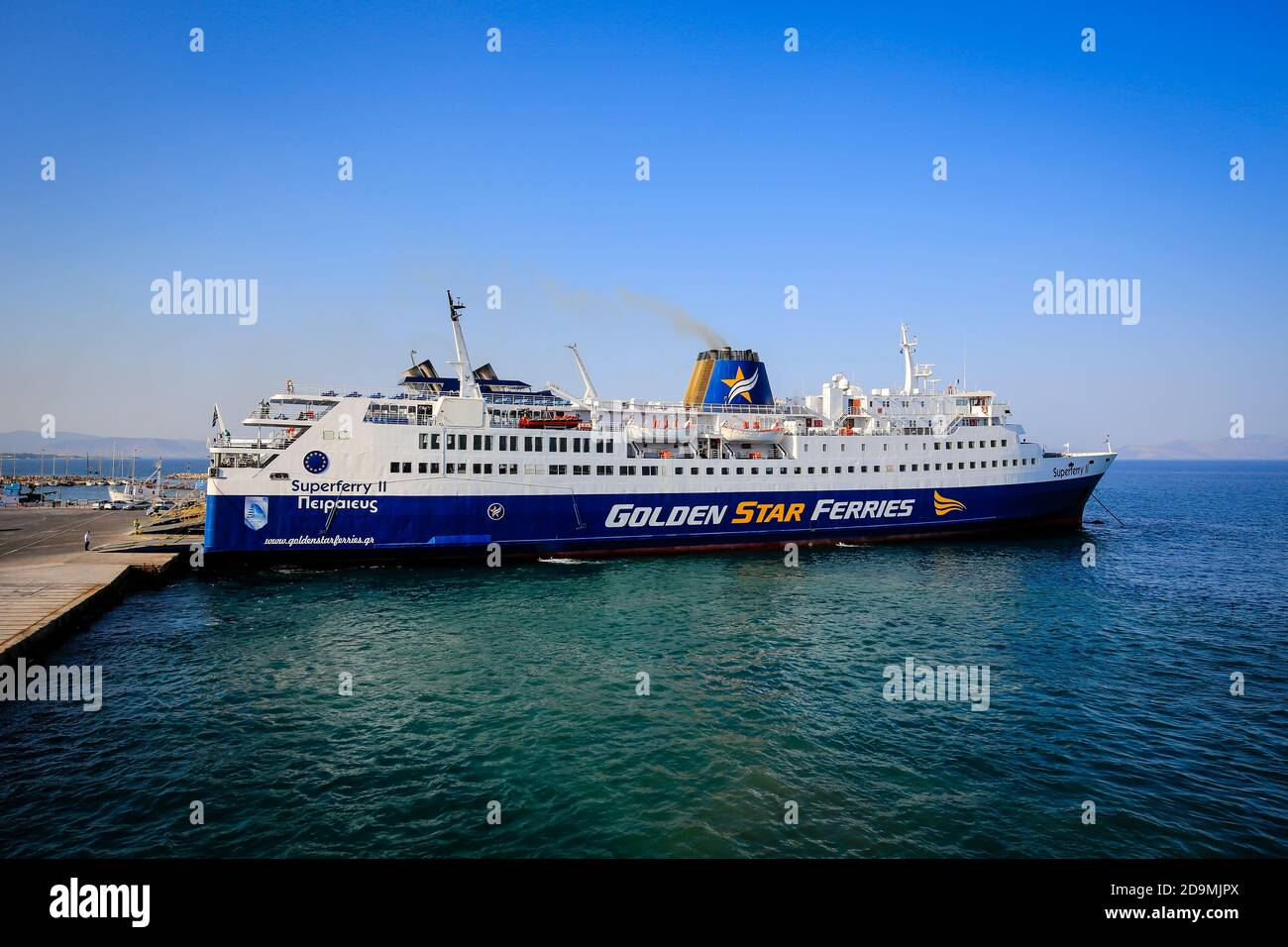 Rafina, Attica, Griechenland - Golden Star Fähren fahren vom Hafen Rafina zu den Kykladen Inseln. Stockfoto