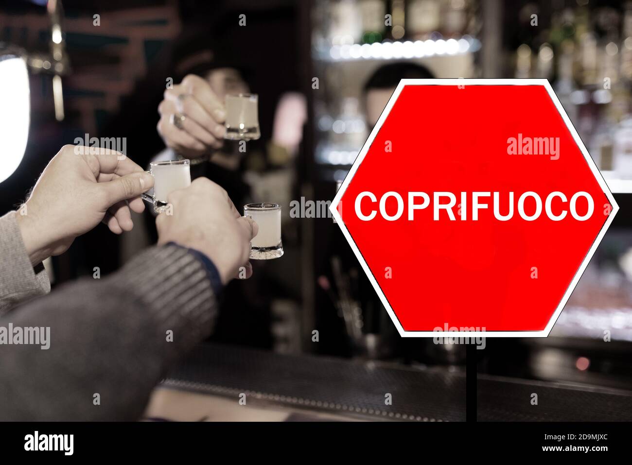 Rotes Zeichen der 'coprifuoco' italienische Sprache für Nachtruhe, auferlegt, um die Ausbreitung von Coronavirus und covid unter jungen Menschen zu stoppen Stockfoto