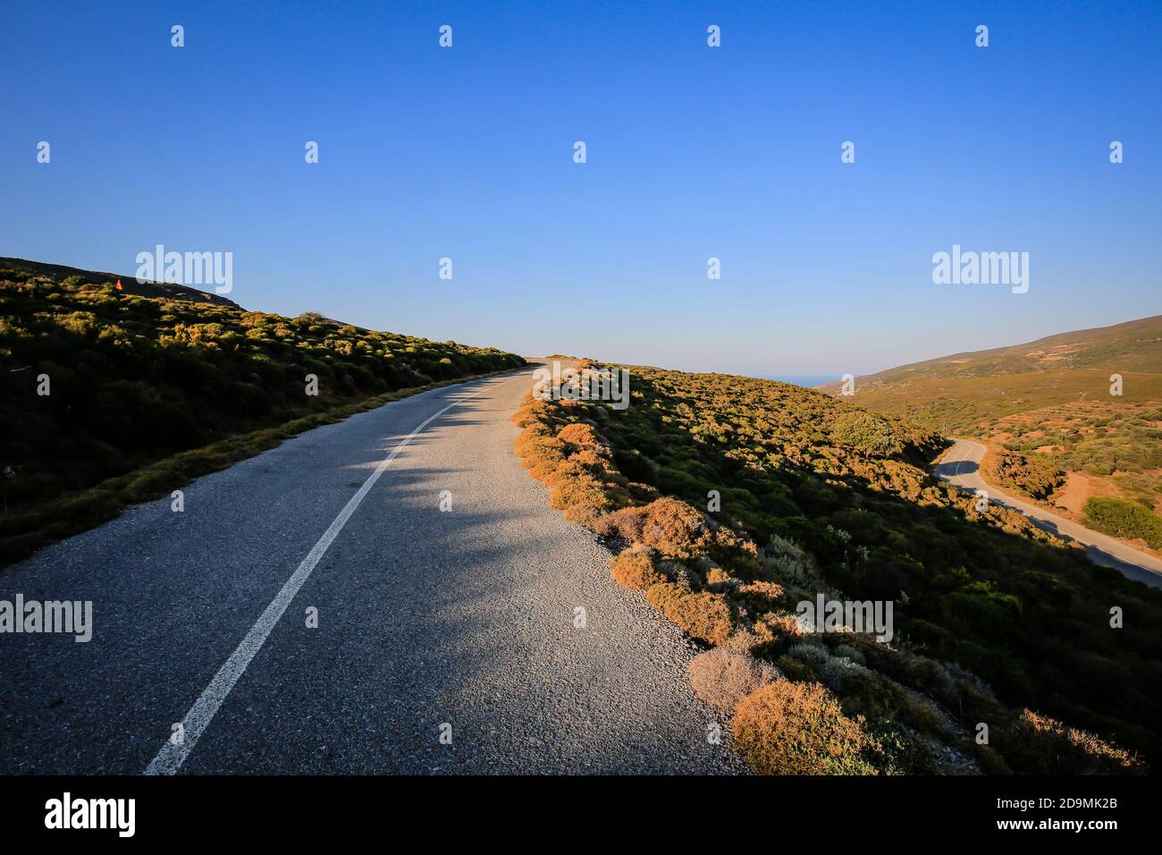 Andros Insel, Kykladen, Griechenland - Landschaft, Landstraße im Norden der Insel. Stockfoto