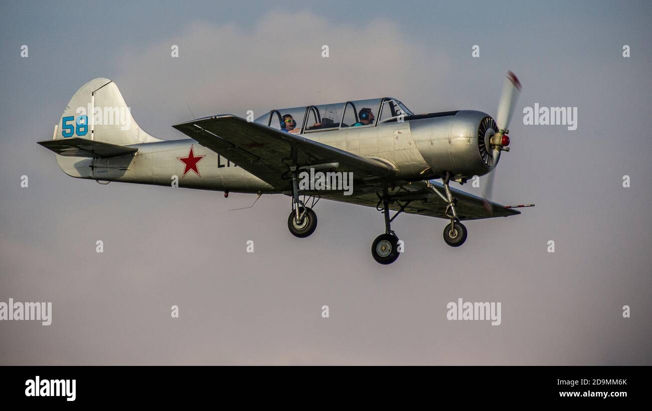 Ein Flugzeug im Flug Stockfoto