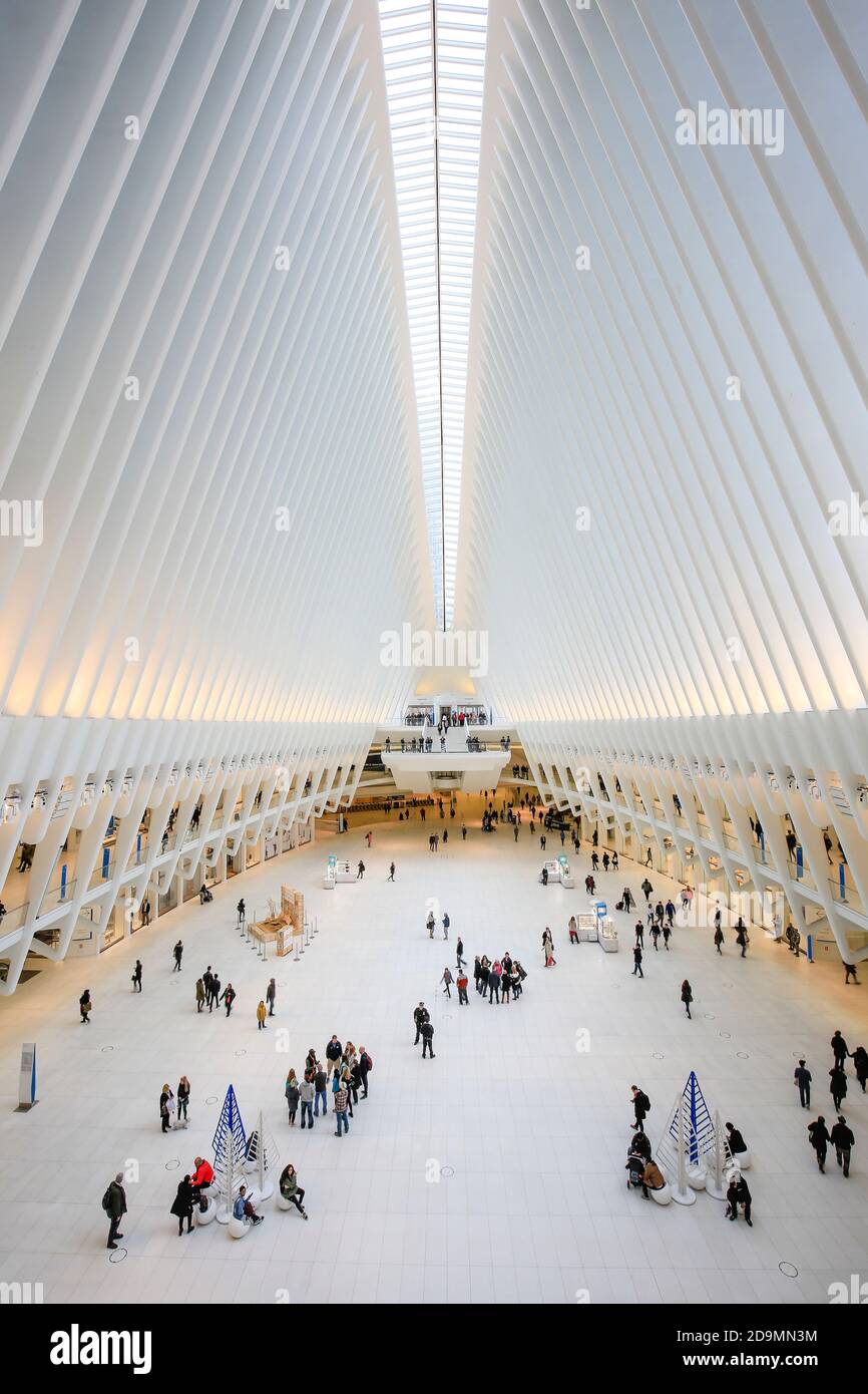 New York City, New York, Vereinigte Staaten von Amerika - Menschen im Oculus, Haupthalle der U-Bahn-Station mit Einkaufszentrum, World Trade Center, Transportation Hub, WTC, Architekt Santiago Calatrava, Manhattan. Stockfoto