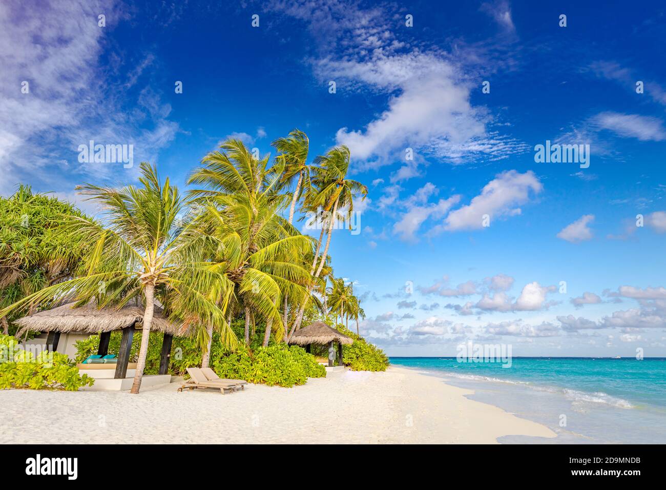 Tropischer Strand Hintergrund als Sommerlandschaft mit Strandschaukel oder Hängematte und weißem Sand und ruhiges Meer für Strand Banner. Perfekter Urlaub am Strand Stockfoto