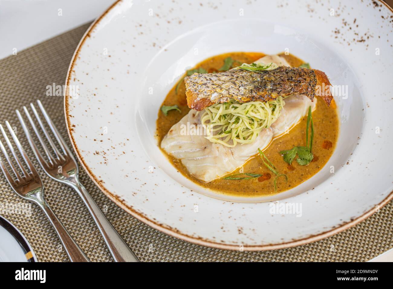 Gute Küche, französische Bouillabaisse-Fischsuppe mit Meeresfrüchten, Fischfilet, Garnelen, Muscheln und Weißwein. Reicher Geschmack, leckeres Abendessen. Draufsicht. Stockfoto