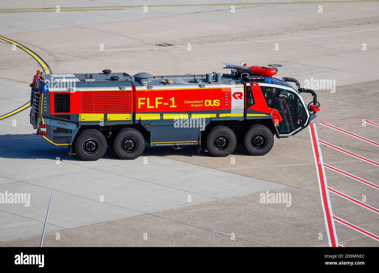 Düsseldorf, Nordrhein-Westfalen, Deutschland, Feuerwehr Loeschfahrzeug FLF-1 am Flughafen Düsseldorf International, DUS. Stockfoto