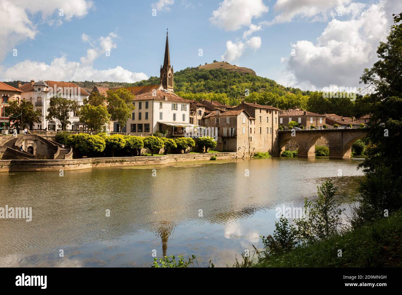St. Antonin Noble Val ist eine charmante, kleine mittelalterliche Stadt am Fluss Aveyron im Departement Tarn et Garonne in Südfrankreich. Stockfoto