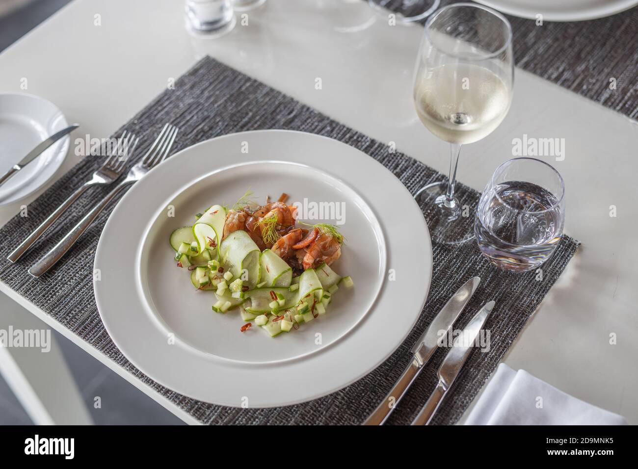 Tisch im Restaurant serviert. Luxus-Tisch-Einstellung, Gourmet-Essen Hintergrund. Essen im eleganten, erstklassigen Restaurant, moderner Tisch Stockfoto