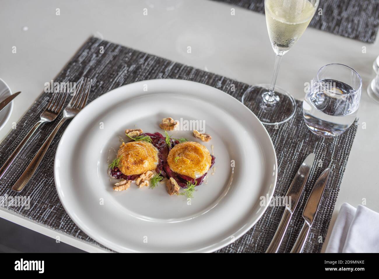 Tisch im Restaurant serviert. Luxus-Tisch-Einstellung, Gourmet-Essen Hintergrund. Essen im eleganten, erstklassigen Restaurant, moderner Tisch Stockfoto