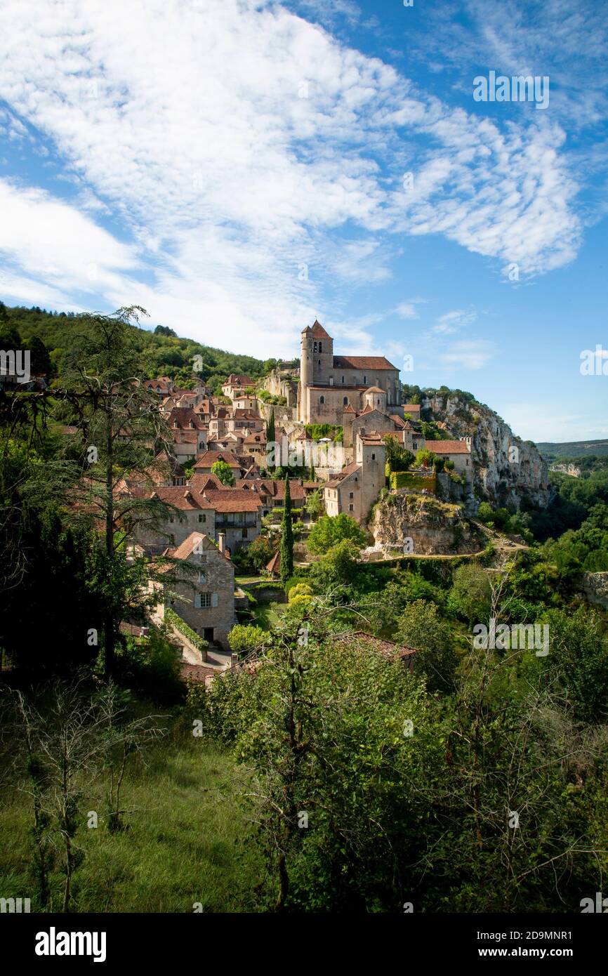 St Cirq Lapopie, über dem Fluss Lot gelegen, wurde zu Recht zu einem der "schönsten Dörfer Frankreichs" gewählt. Es ist sehr beliebt bei Besuchern. Stockfoto