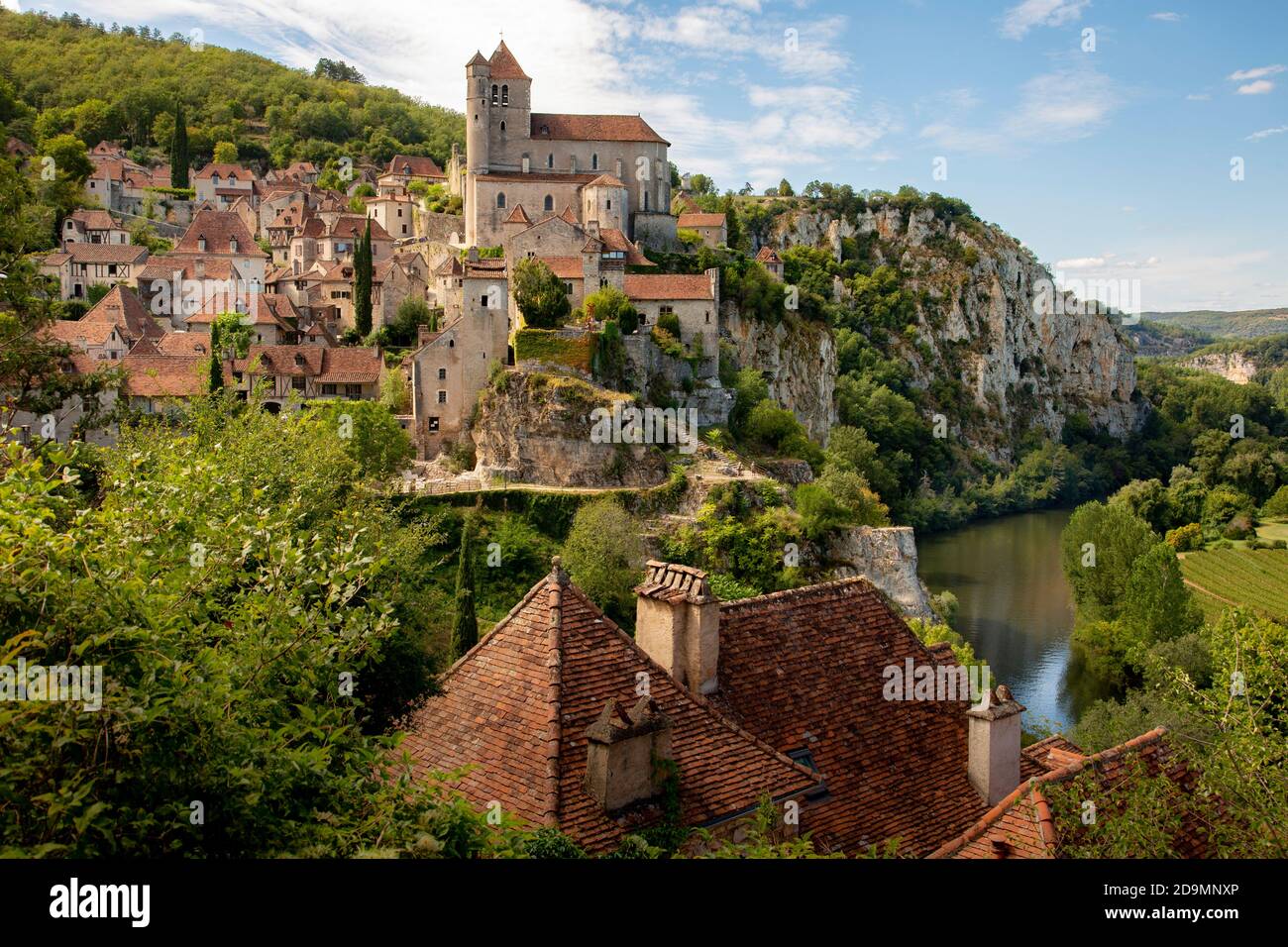 St Cirq Lapopie, über dem Fluss Lot gelegen, wurde zu Recht zu einem der "schönsten Dörfer Frankreichs" gewählt. Es ist sehr beliebt bei Besuchern. Stockfoto