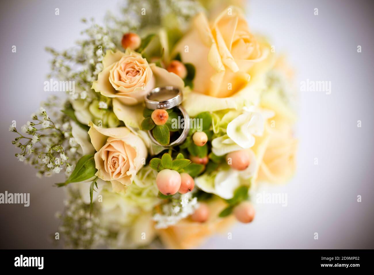 Detail, Hochzeit, Brautstrauß mit Eheringen Stockfoto