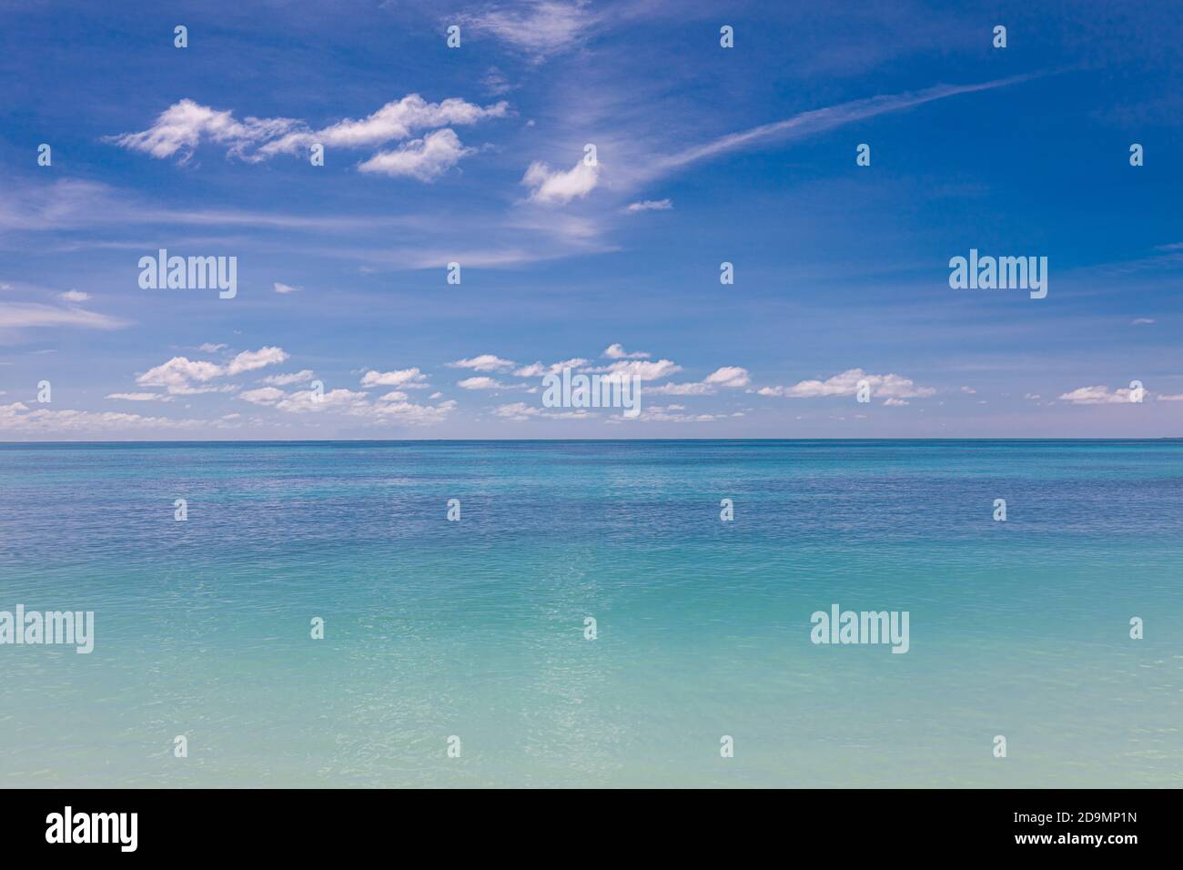 Entspannende tropische Meereslandschaft mit weiten Horizont des Himmels und des Meeres. Friedliches Meerwasser, Brandung, Wellen, Gelassenheit Konzept. Endloser Meereshorizont Stockfoto