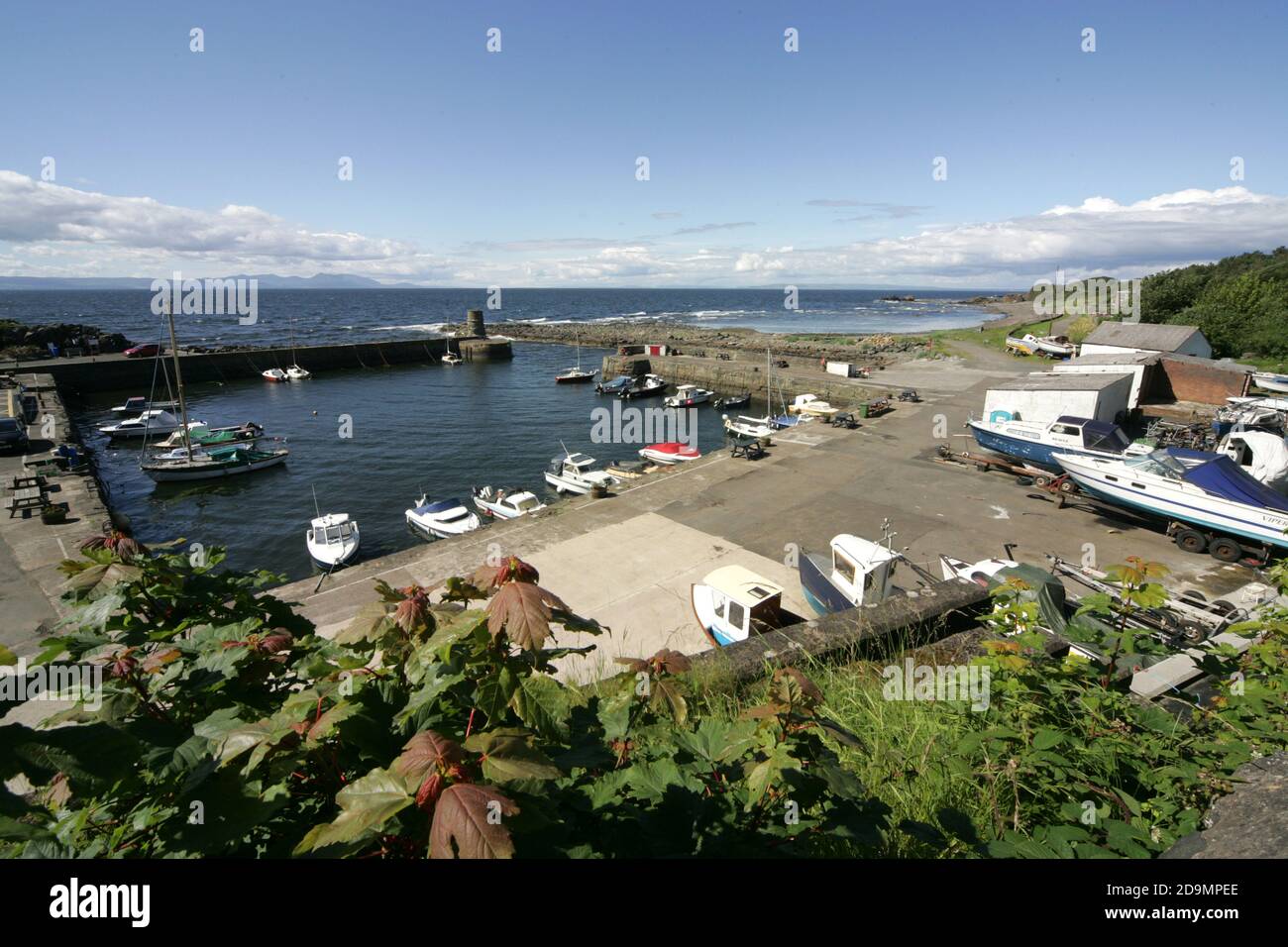 Dunure, South Ayrshire, Schottland, Großbritannien das Hotel liegt an der Küste des Firth of Clyde, in der Nähe von Maybole, südlich von Ayr. Es war einer der ersten Drehorte, die für die Outlander-Saison 3 verwendet wurden, und wurde mehrmals verwendet. Es wurde auch in Staffel 4 verwendet, die in Folge 7, ‘Down the Rabbit Hole’, erschien. Es liegt auch am Ayrshire Coastal Path. Stockfoto