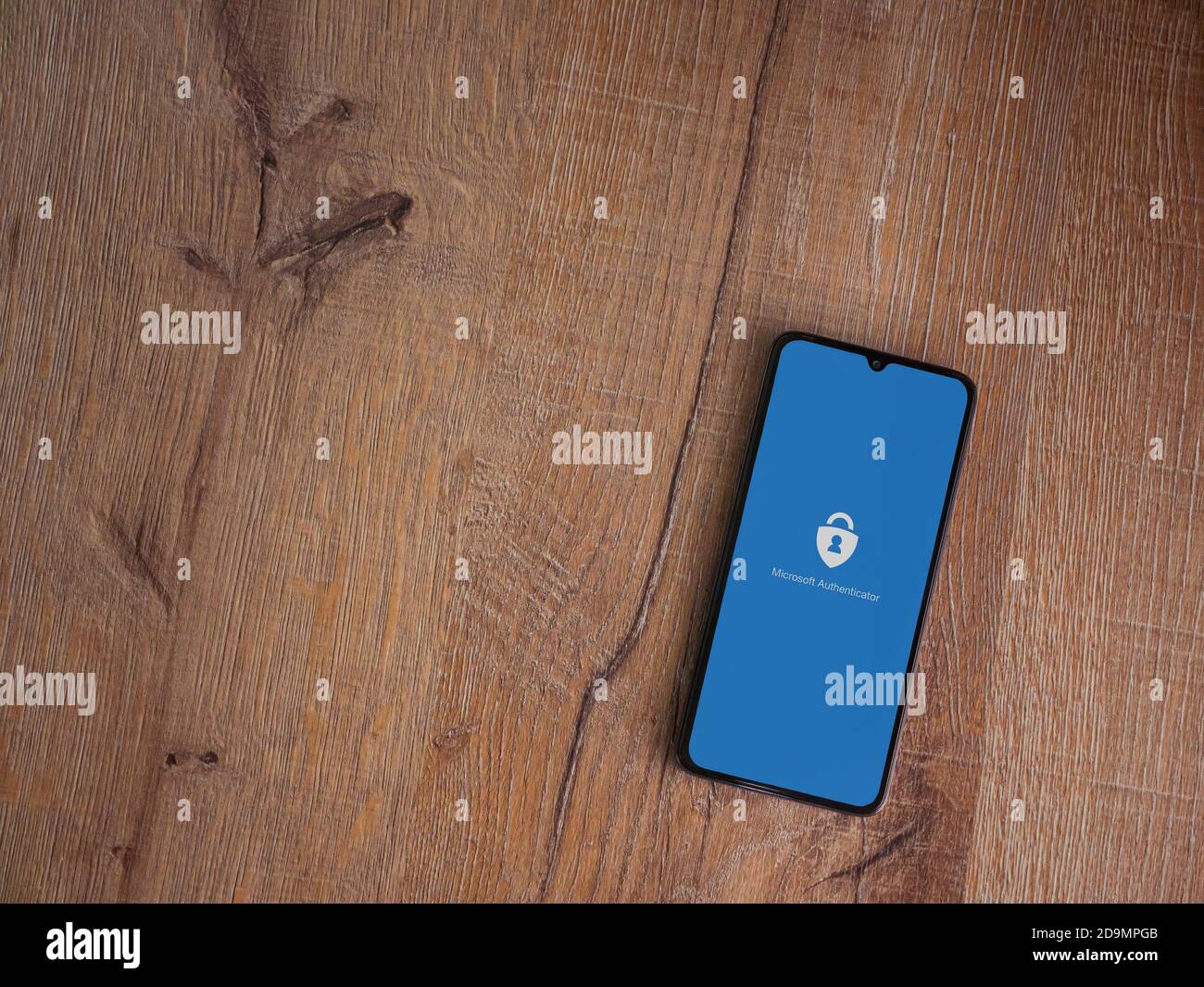 LOD, Israel - 8. Juli 2020: Microsoft Authenticator App Launch Screen mit Logo auf dem Display eines schwarzen mobilen Smartphones auf Holzhintergrund. Oben Stockfoto