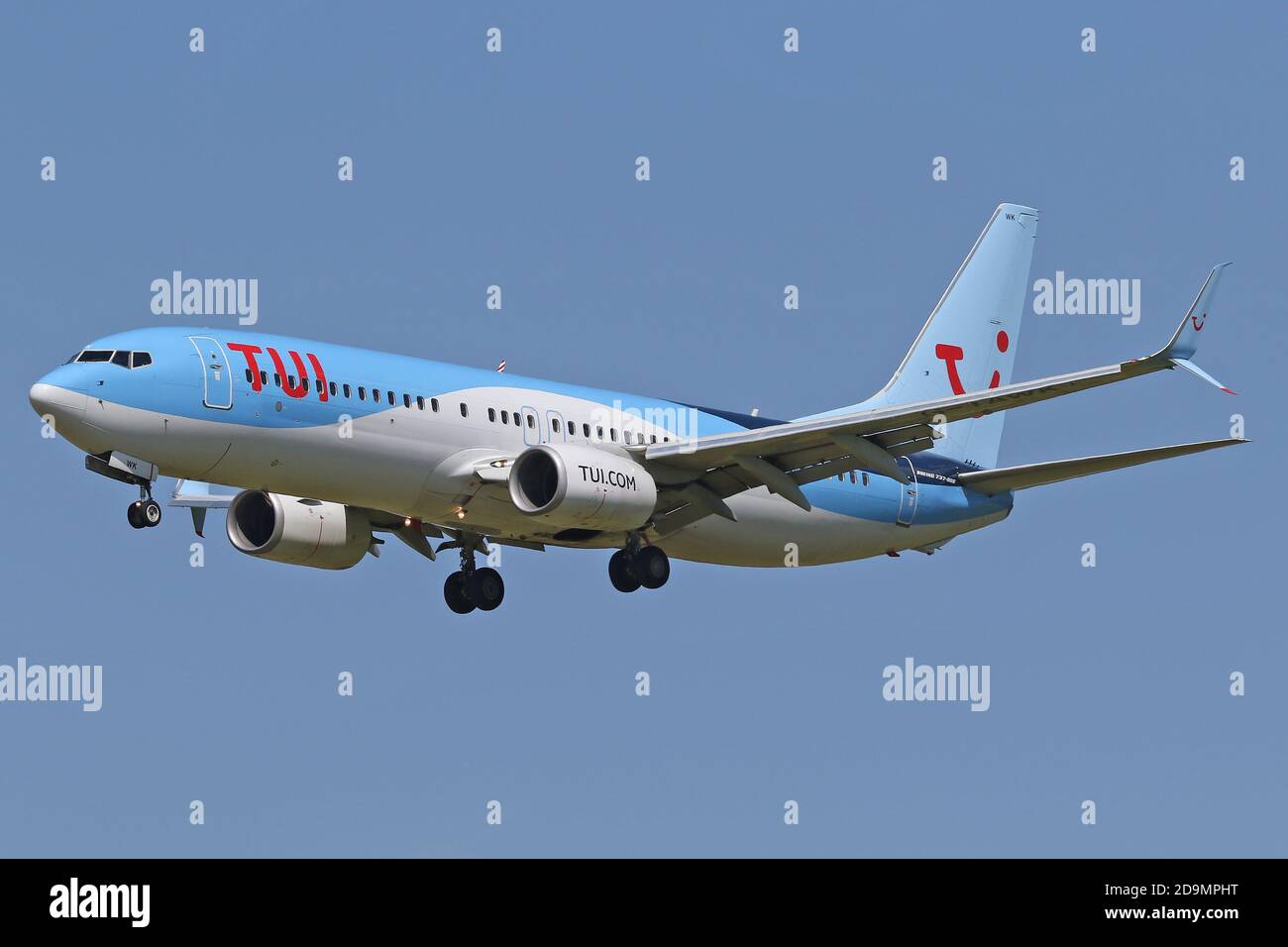 Eine TUI Airways Boeing 737 landet am 23. Juli 2019 am Flughafen Newcastle (Quelle: Robert Smith) Stockfoto