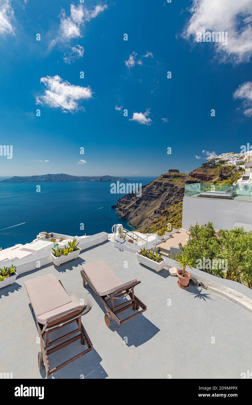 Strandliegen mit Handtuch mit Blick auf die Caldera am Pool, Santorini Oia. Luxus Chaiselongue, tolles Reiseziel, Sommer Stockfoto