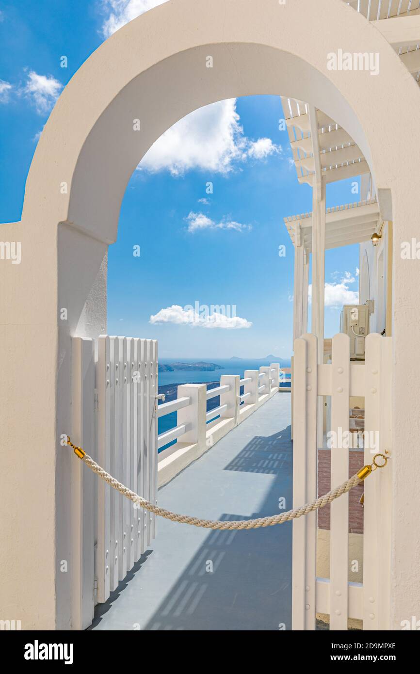 Blauer Himmel mit weißem Tor und wunderschönem Meerblick. Erstaunliche Caldera mit weißer Architektur. Luxus Sommerreise und romantische Urlaubszielstimmung Stockfoto