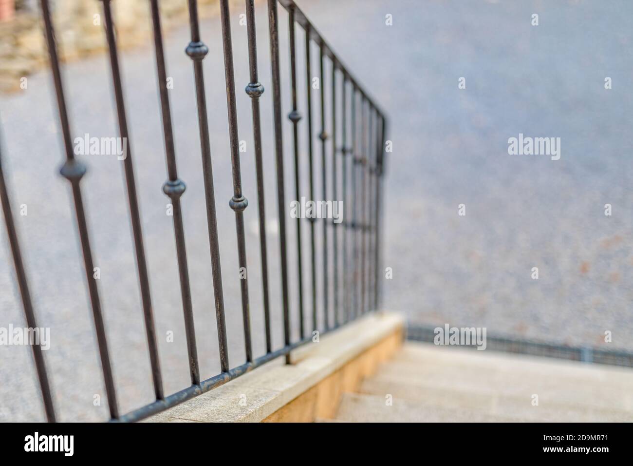 Geländer mit Treppe in einem Gebäude, mediterraner Hauseingang. Rustikaler Zaun Stockfoto