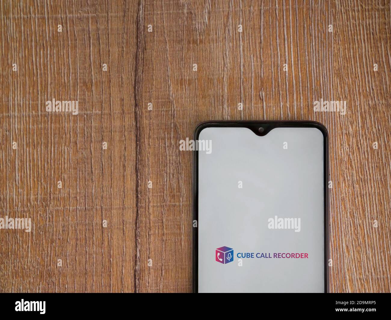 LOD, Israel - 8. Juli 2020: Cube ACR App Launch Screen mit Logo auf dem Display eines schwarzen Smartphone auf Holzhintergrund. Draufsicht flach lag w Stockfoto
