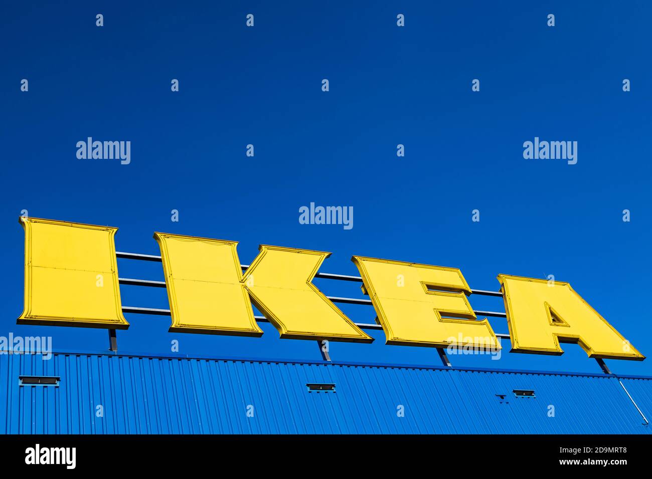 IKEA-Logo auf einem Dach mit Kopierfläche, Ikea-Store in Essen, Nordrhein-Westfalen, Deutschland, Europa Stockfoto