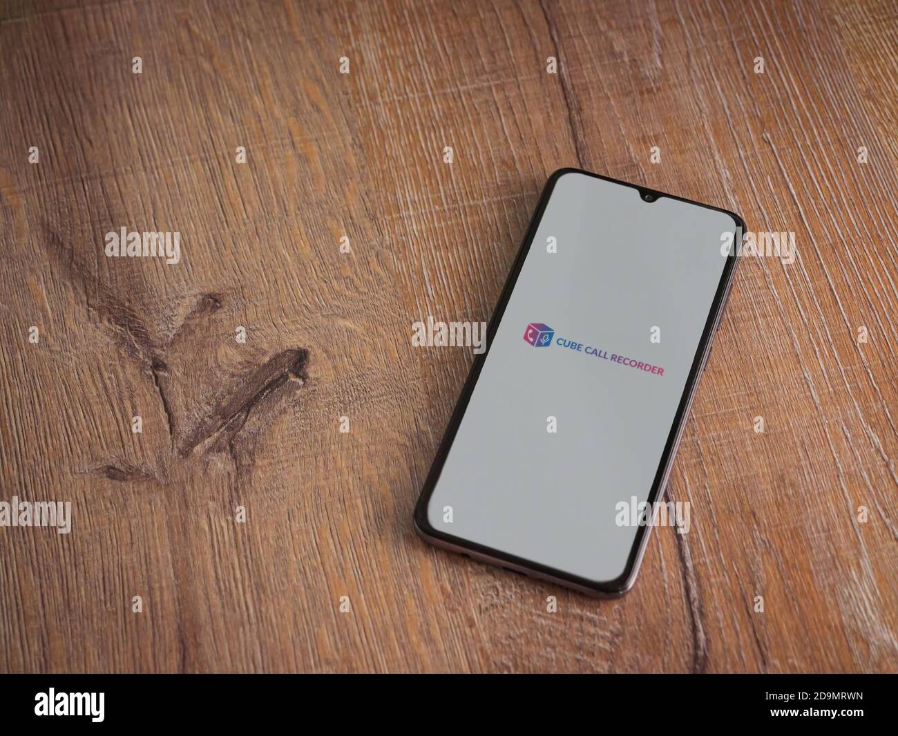 LOD, Israel - 8. Juli 2020: Cube ACR App Launch Screen mit Logo auf dem Display eines schwarzen Smartphone auf Holzhintergrund. Draufsicht flach lag w Stockfoto
