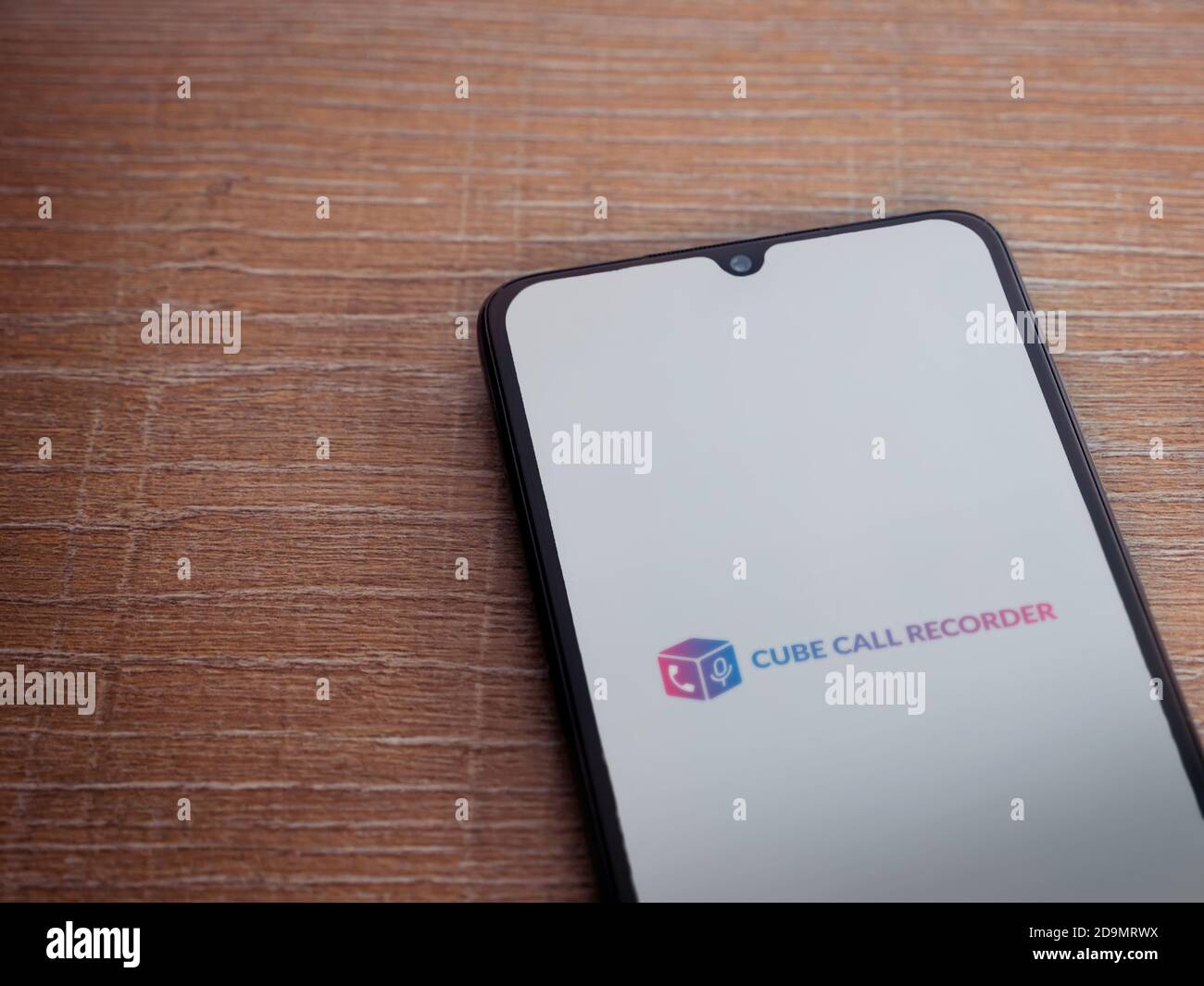 LOD, Israel - 8. Juli 2020: Cube ACR App Launch Screen mit Logo auf dem Display eines schwarzen Smartphone auf Holzhintergrund. Draufsicht flach lag w Stockfoto