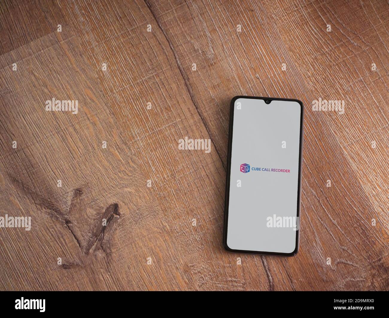 LOD, Israel - 8. Juli 2020: Cube ACR App Launch Screen mit Logo auf dem Display eines schwarzen Smartphone auf Holzhintergrund. Draufsicht flach lag w Stockfoto