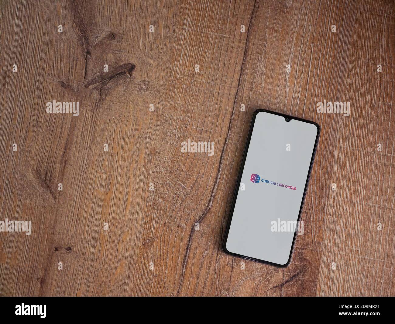 LOD, Israel - 8. Juli 2020: Cube ACR App Launch Screen mit Logo auf dem Display eines schwarzen Smartphone auf Holzhintergrund. Draufsicht flach lag w Stockfoto