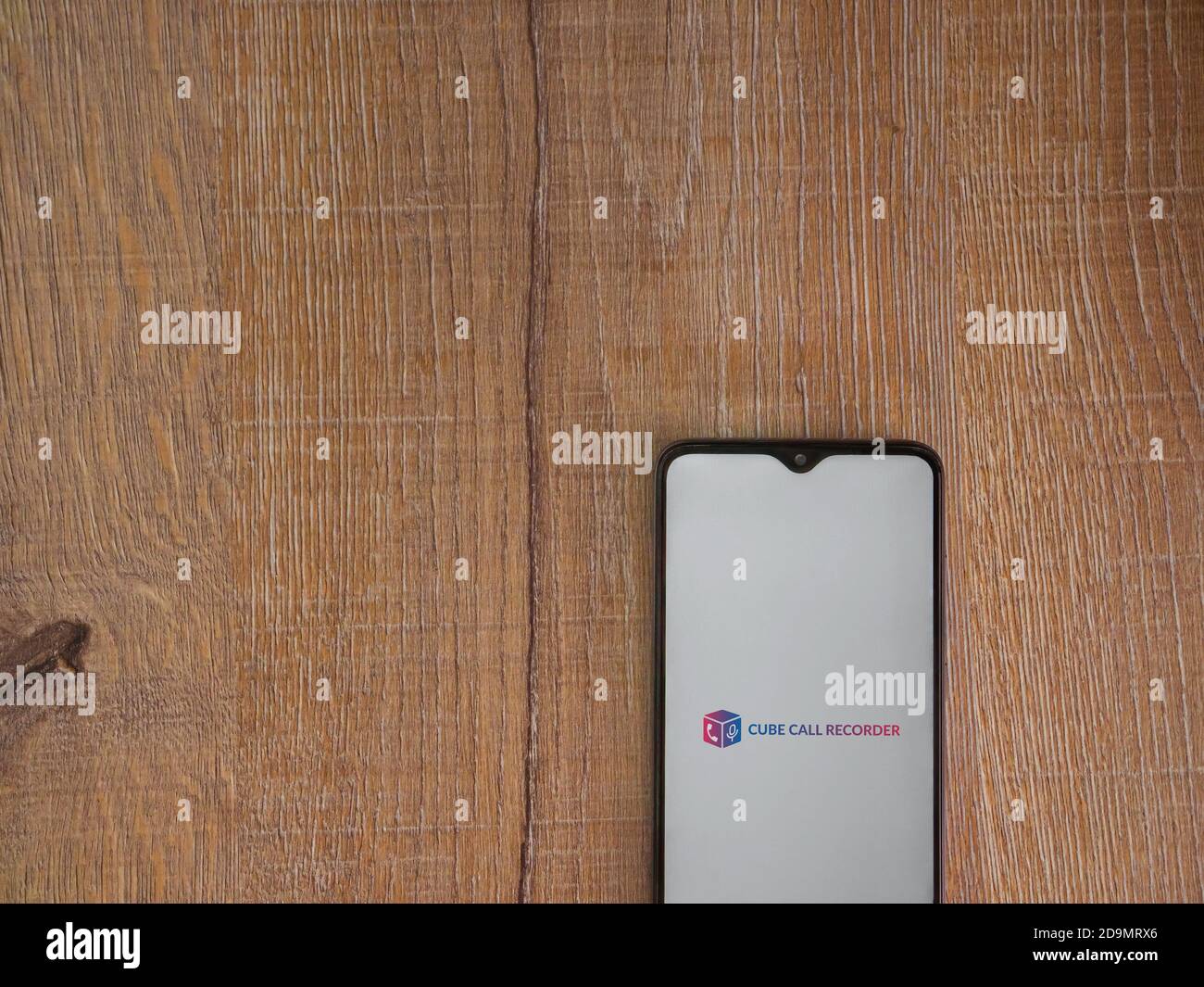 LOD, Israel - 8. Juli 2020: Cube ACR App Launch Screen mit Logo auf dem Display eines schwarzen Smartphone auf Holzhintergrund. Draufsicht flach lag w Stockfoto