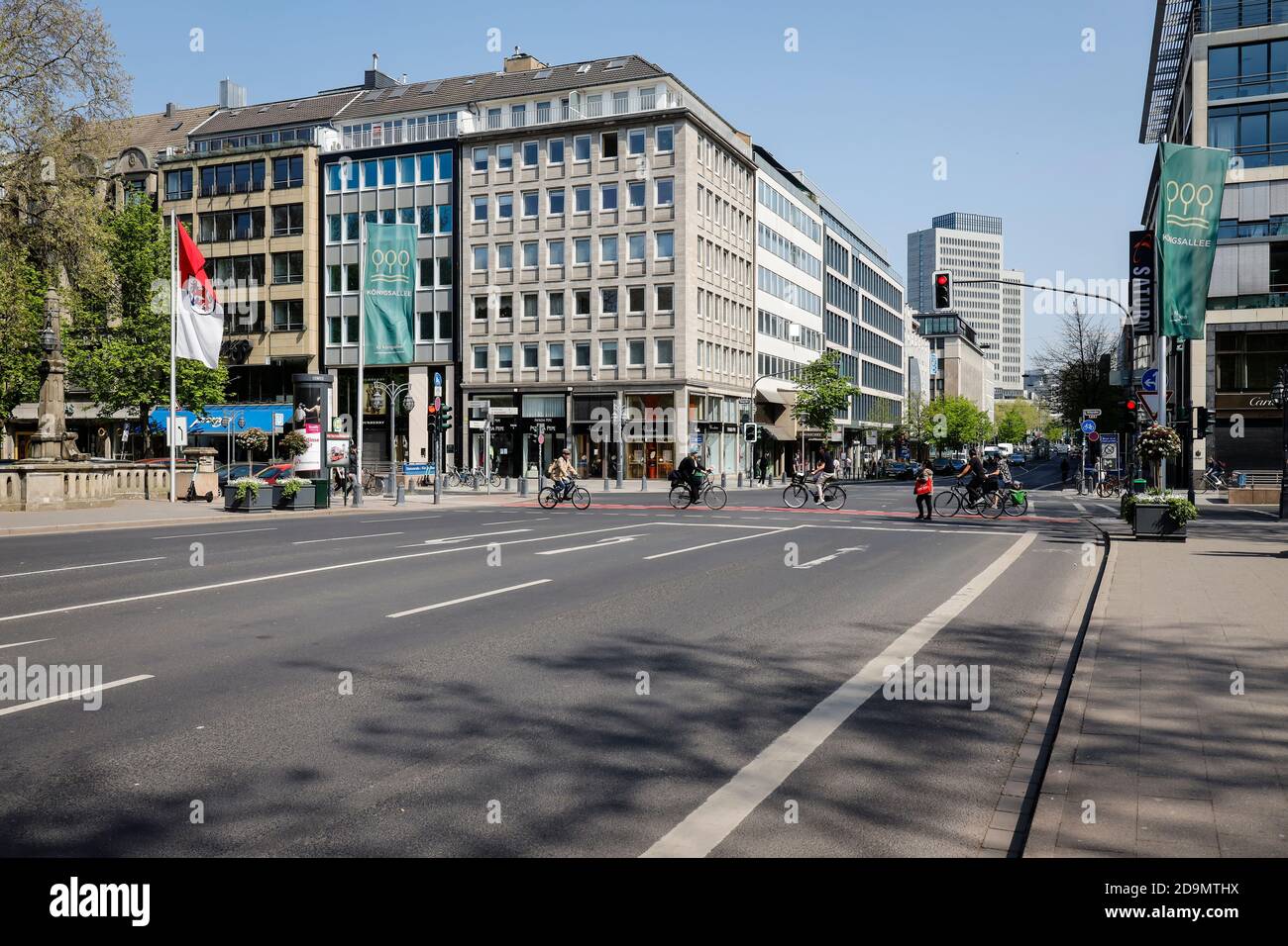 Düsseldorf, Nordrhein-Westfalen, Deutschland, Königsalle, Einkaufsstraße mit wenigen Menschen in Zeiten der Coronapandemie ohne Kontakt. Stockfoto