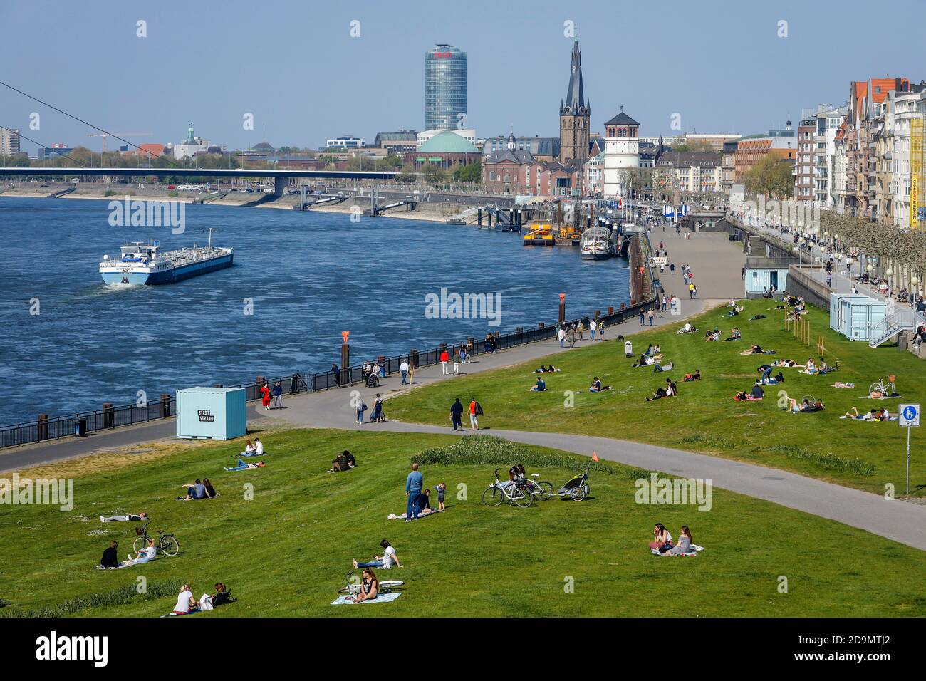 Düsseldorf, Nordrhein-Westfalen, Deutschland, Rheinpromenade in Zeiten der Coronapandemie ohne Kontakt. Stockfoto