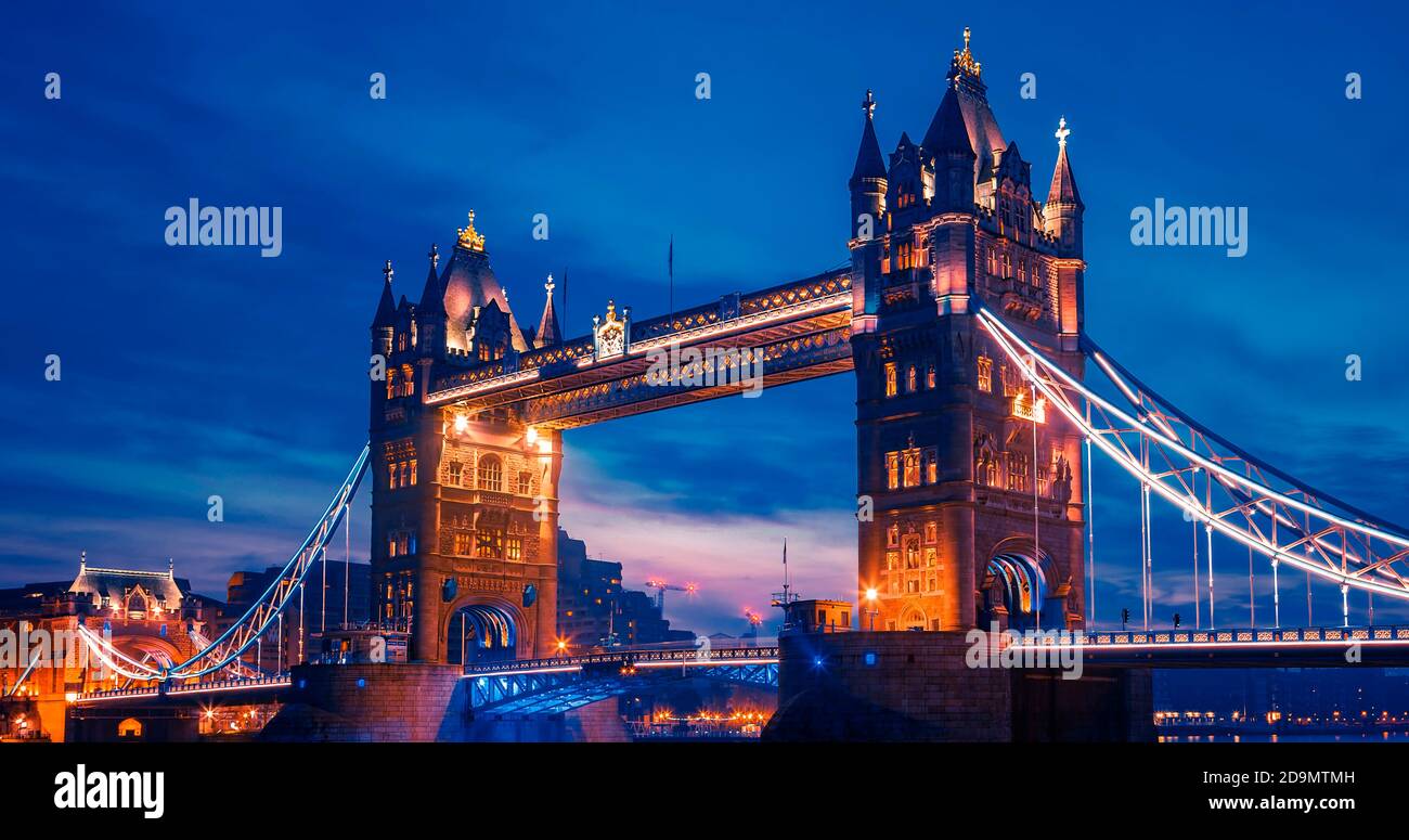 Berühmte Tower Bridge am Abend, London, England Stockfoto