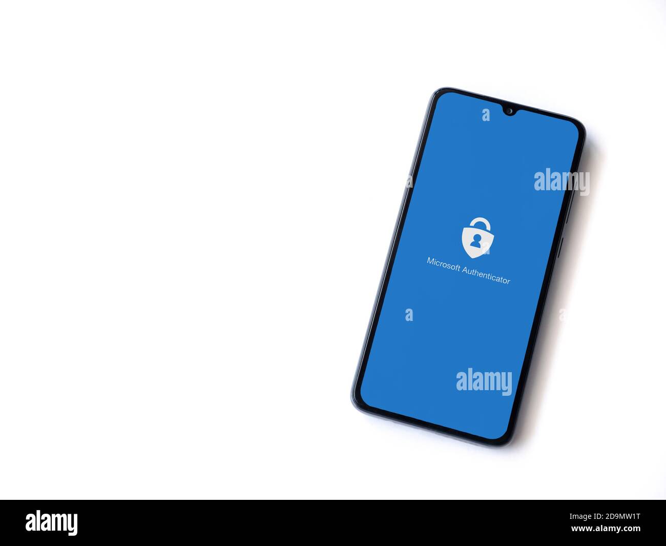 LOD, Israel - 8. Juli 2020: Microsoft Authenticator App Launch Screen mit Logo auf dem Display eines schwarzen mobilen Smartphones isoliert auf weißem Hintergrund Stockfoto