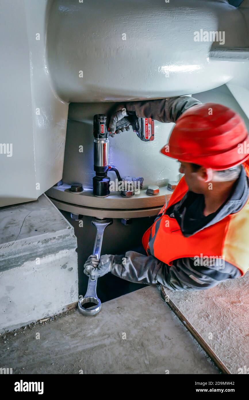 Montage der Abwasserpumpen im neuen Pumpwerk Oberhausen, Neubau der Kanalisation Emscher, Emscher-Umbau, Oberhausen, Ruhrgebiet, Nordrhein-Westfalen, Deutschland Stockfoto