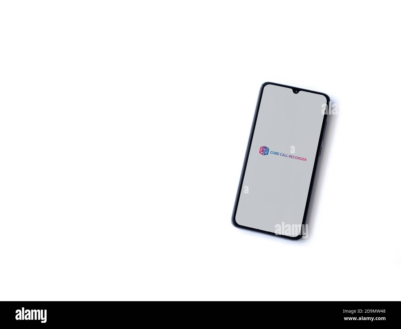 LOD, Israel - 8. Juli 2020: Cube ACR App Launch Screen mit Logo auf dem Display eines schwarzen Smartphone isoliert auf weißem Hintergrund. Draufsicht fl Stockfoto