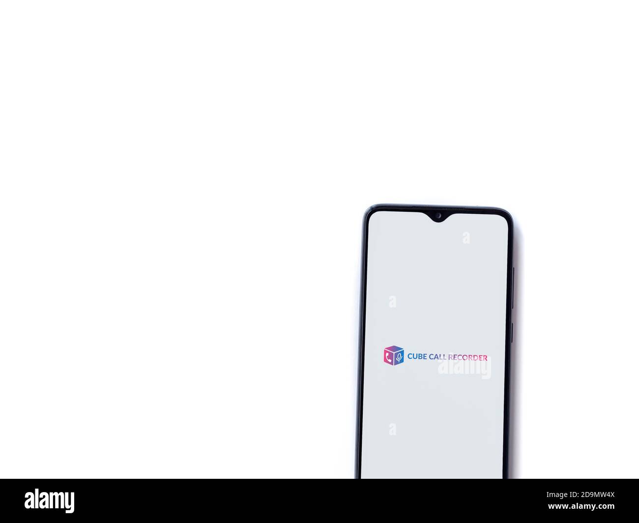 LOD, Israel - 8. Juli 2020: Cube ACR App Launch Screen mit Logo auf dem Display eines schwarzen Smartphone isoliert auf weißem Hintergrund. Draufsicht fl Stockfoto