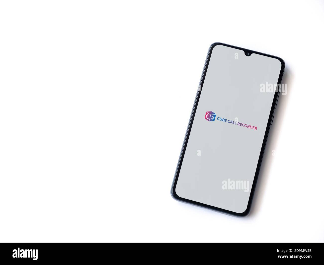 LOD, Israel - 8. Juli 2020: Cube ACR App Launch Screen mit Logo auf dem Display eines schwarzen Smartphone isoliert auf weißem Hintergrund. Draufsicht fl Stockfoto
