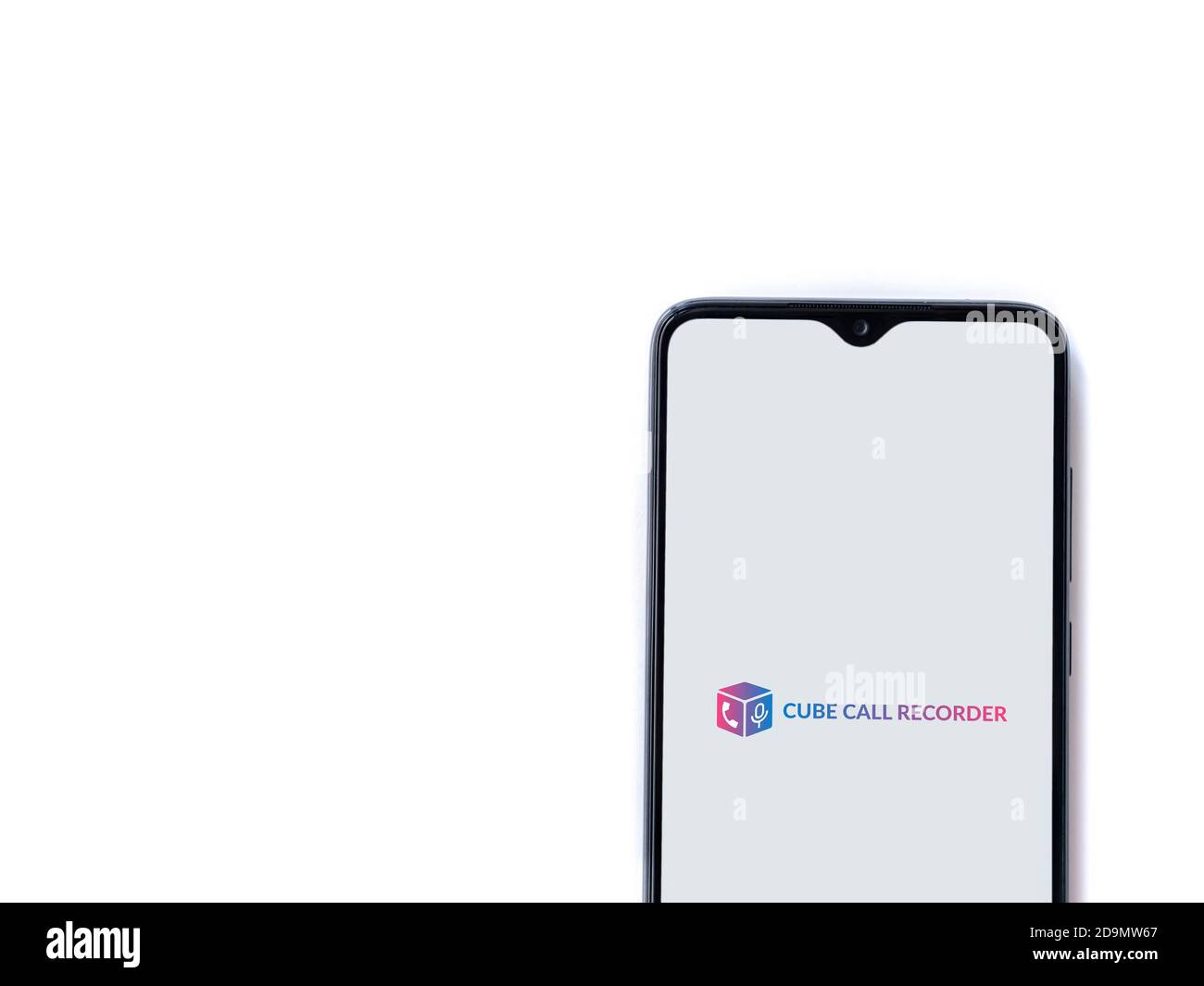 LOD, Israel - 8. Juli 2020: Cube ACR App Launch Screen mit Logo auf dem Display eines schwarzen Smartphone isoliert auf weißem Hintergrund. Draufsicht fl Stockfoto