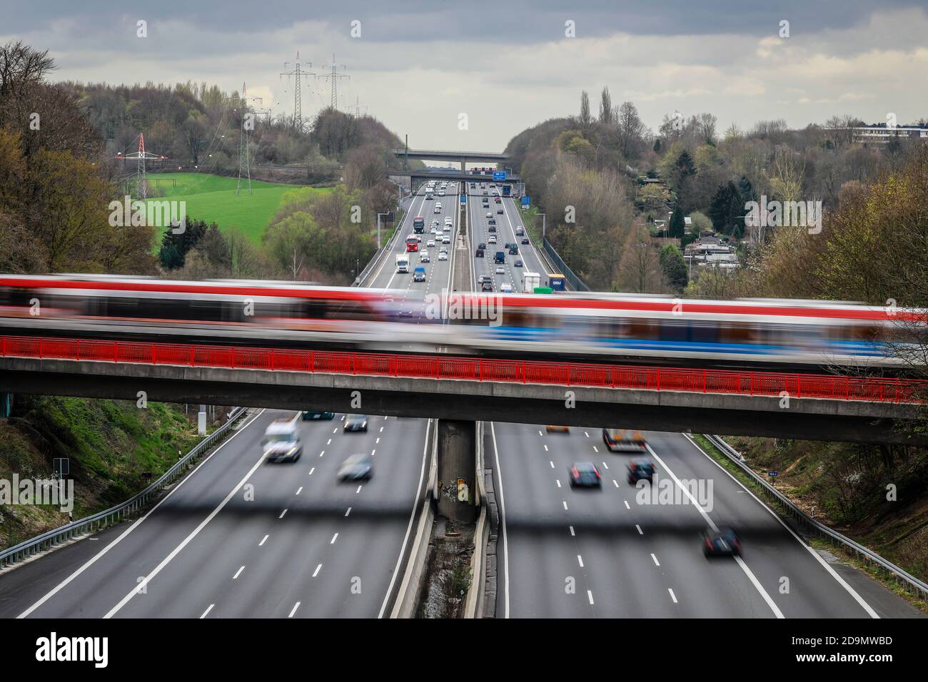 Erkrath, Nordrhein-Westfalen, Deutschland, Verkehrslandschaft, Straßenverkehr und S-Bahn-Verkehr kreuzen sich auf der Autobahn A3. Stockfoto