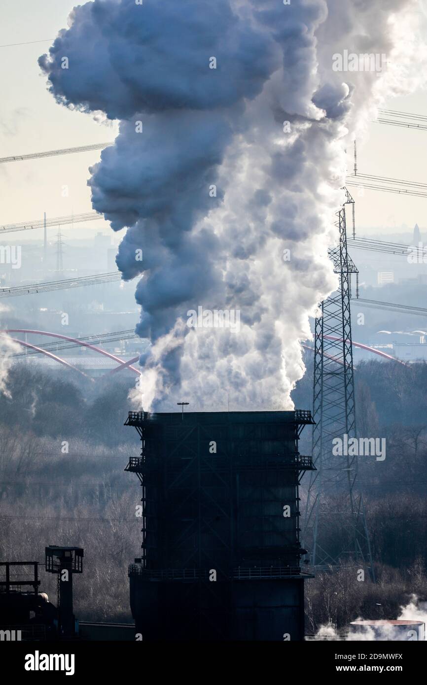 Essen, Ruhrgebiet, Nordrhein-Westfalen, Deutschland, Kokerei Prosper in Bottrop. Es ist eine der drei Kokungsanlagen im Ruhrgebiet. Die Kokerei Prosper ist die letzte Kokerei, die von der Nachfolgegesellschaft der Ruhrkohle AG Ð RAG Deutsche Steinkohle AG Ð betrieben wird. Die Kokerei wurde 2011 vom Stahlunternehmen ArcelorMittal übernommen. Stockfoto