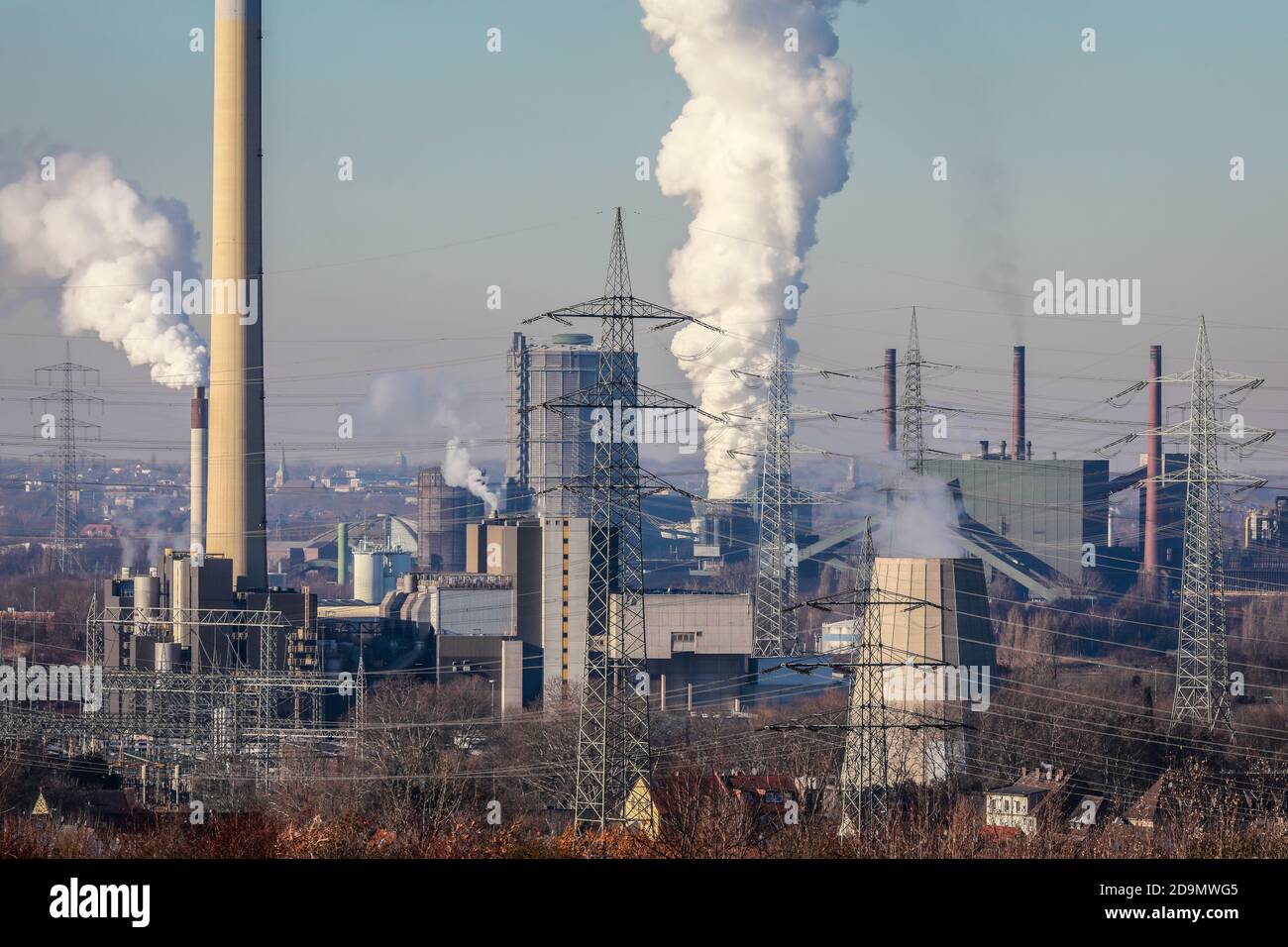Essen, Ruhrgebiet, Nordrhein-Westfalen, Deutschland, Industrielandschaft im Ruhrgebiet, links die Müllverbrennungsanlage RWE Essen Carnap, hinten rechts die Kokerei Prosper in Bottrop, vor Wohnhäusern an der Emscher Stockfoto