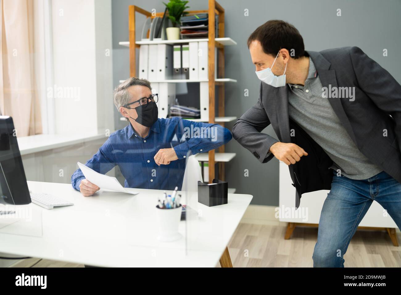 Älterer Mitarbeiter Mit Gesichtsmaske. Vermeiden Sie Covid Stockfoto
