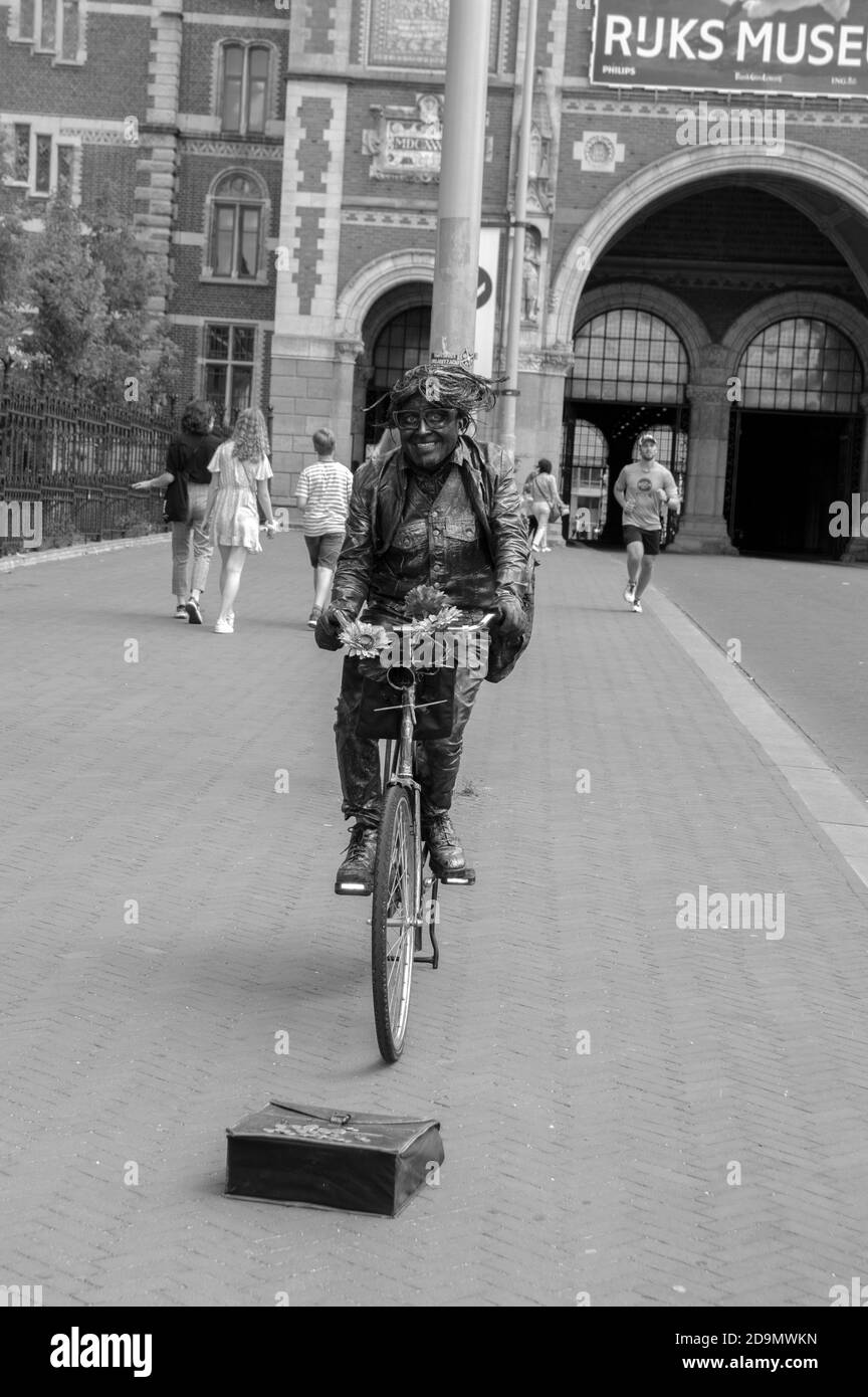 Lebende Statue Mit Fahrrad In Amsterdam Niederlande 20-6-2020 Stockfoto