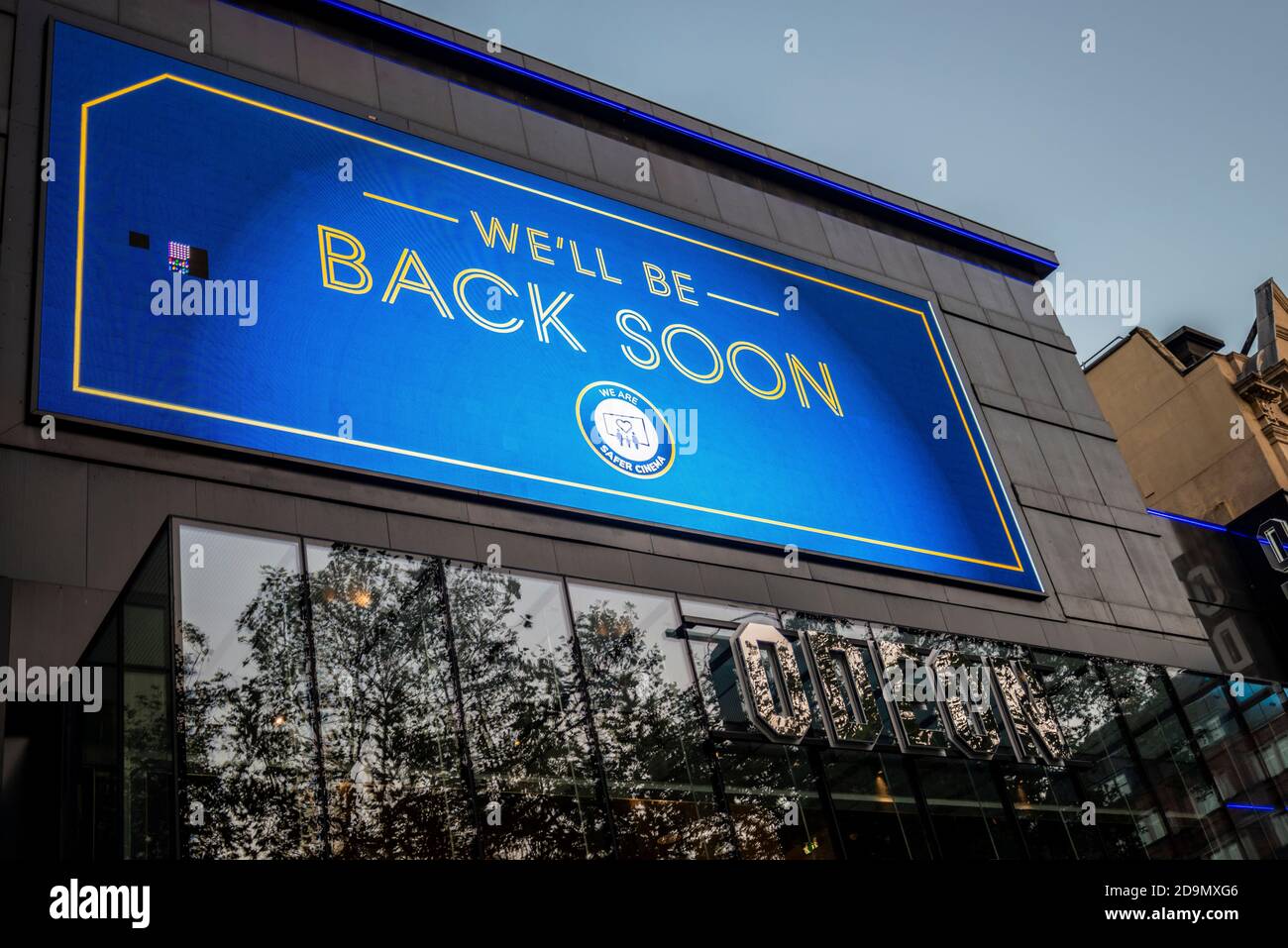 Das Odeon Kino in Leicester Square, geschlossen wegen der COVID-19 Sperre, mit We'll be back soon Nachricht. Positive Botschaft Stockfoto